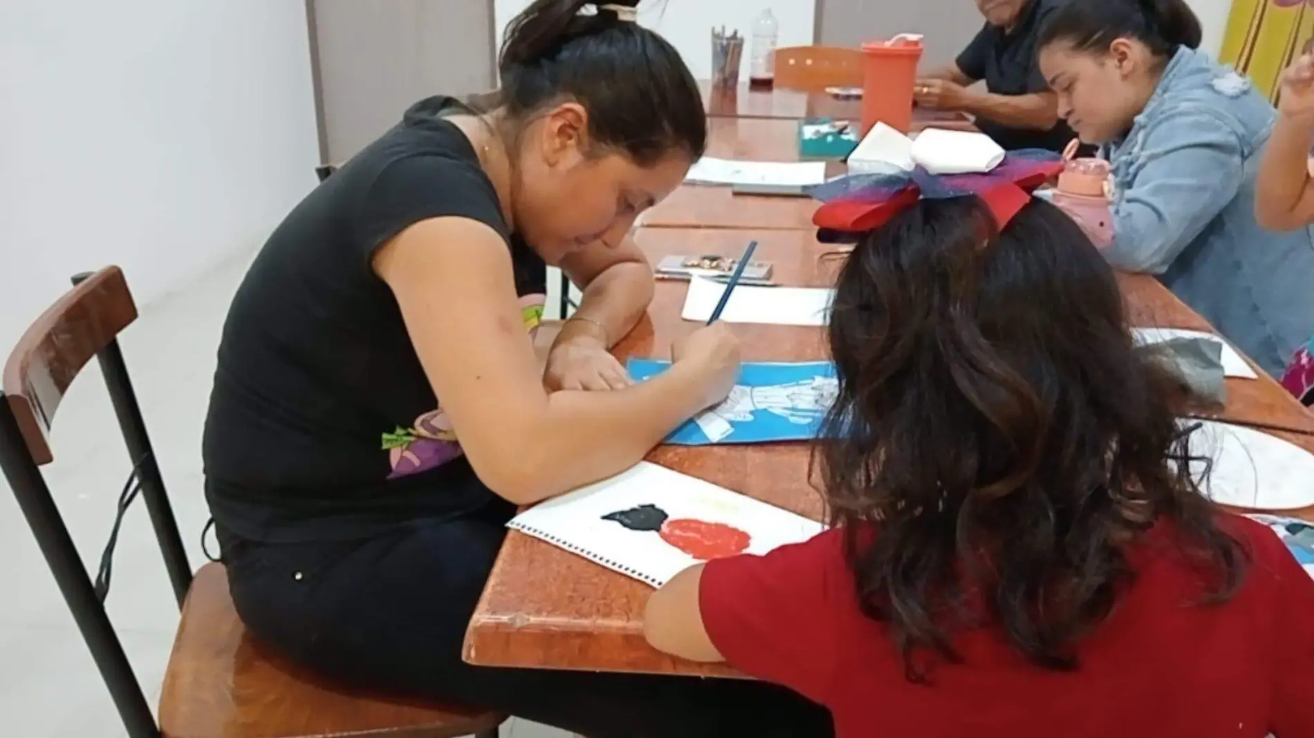 niñas dibujando